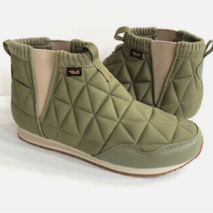 Teva Ember Mid Moc Shoes in Olive
